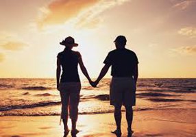 Just a Few Reasons to Fall in Love with Florida - silouette couple beach